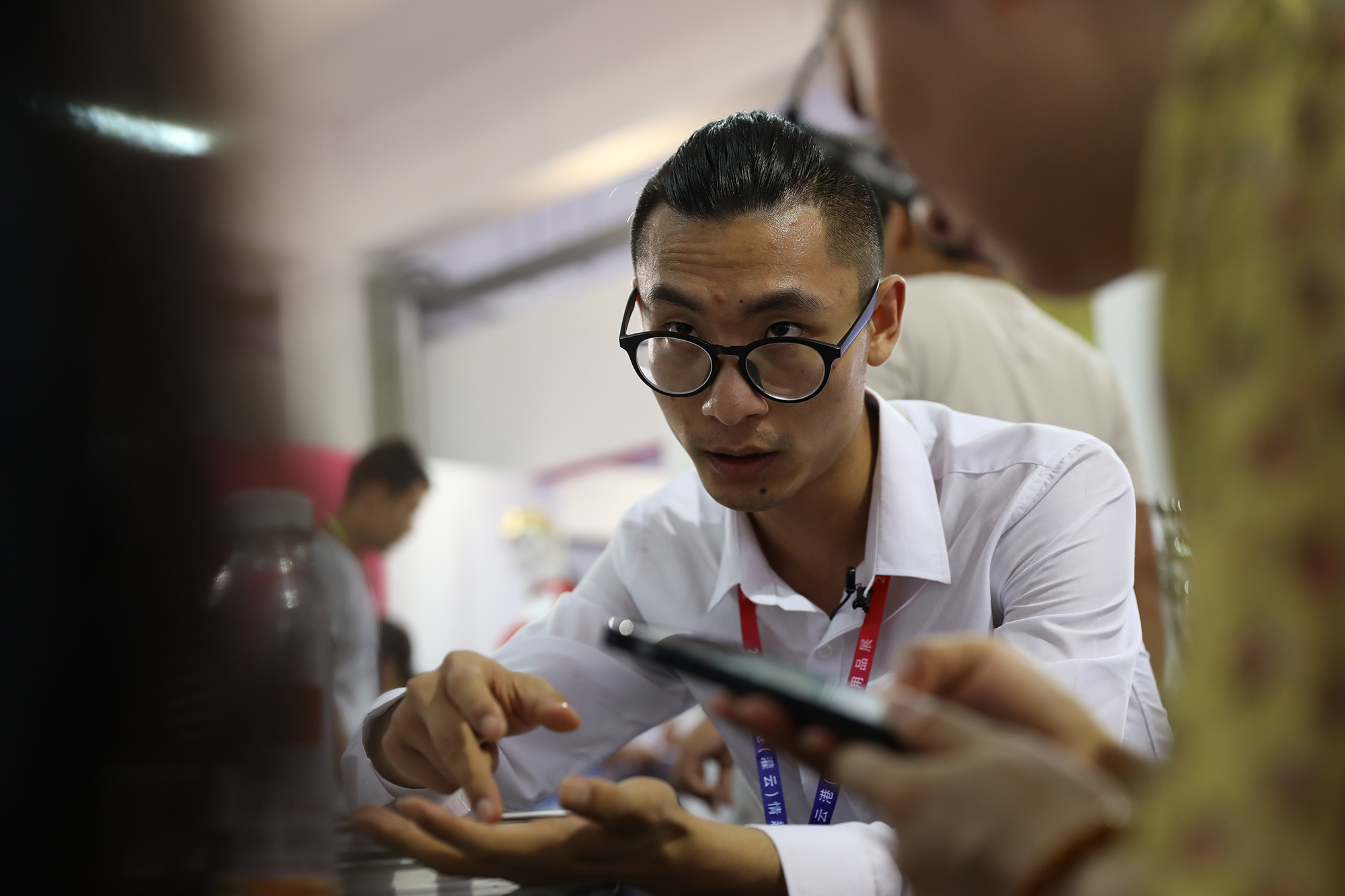 大学生卖衣服创业赚差价,大学生卖衣服一天卖出500件