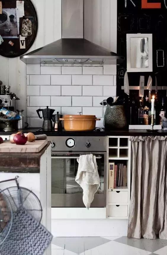 这里有口死沉死沉的铸铁锅麻烦你背下