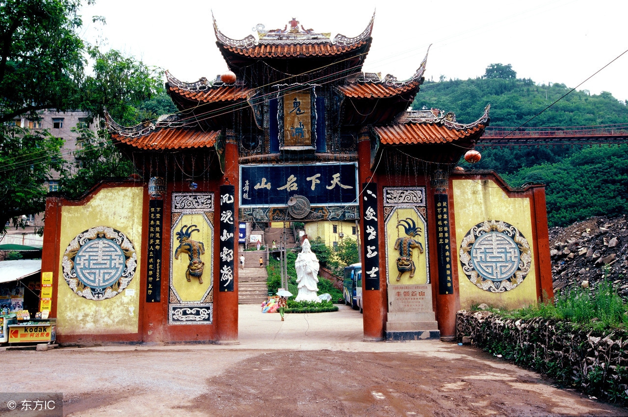 当地有个著名的丰都鬼城,鬼城阴曹地府探险