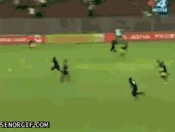 盘点足球十大搞笑瞬间,天下足球疯狂的足球搞笑视频