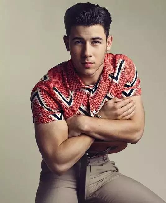 尼克乔纳斯生活照片,尼克乔纳斯姐弟恋