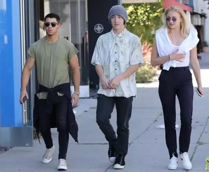 尼克乔纳斯生活照片,尼克乔纳斯姐弟恋