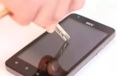 手机贴水凝膜好还是贴钢化膜好,手机要不要贴膜最佳选择