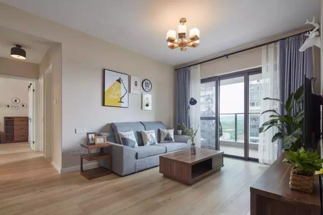 客厅砌一堵墙做隔断不影响通风,在客厅砌了半截墙做隔断