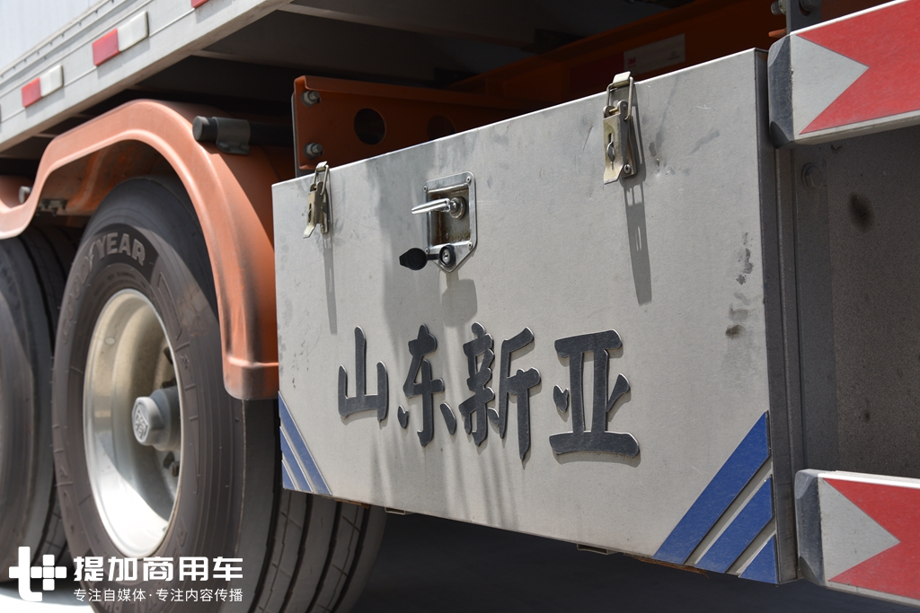 轻量化牵引车德龙x3000大梁整体图,德龙x3000前四后八轻量化大梁