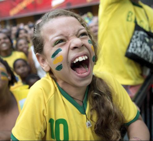 颁奖典礼名场面足球,足球场里颁奖典礼