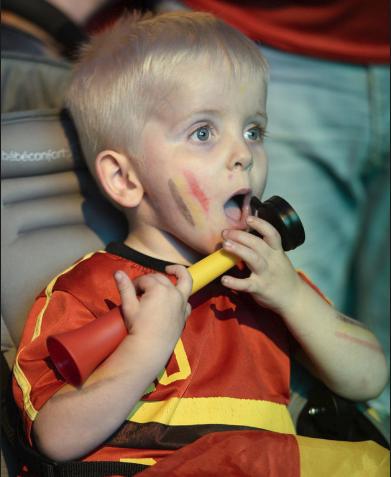 颁奖典礼名场面足球,足球场里颁奖典礼