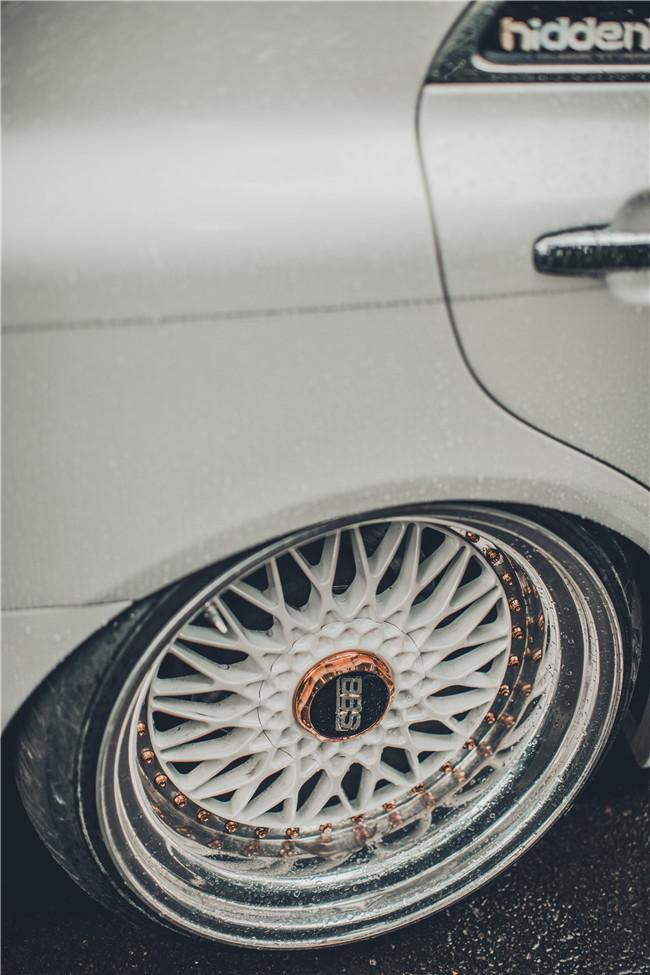 白外黑内反差强烈，为了成为VIP大佬车友竟将两部皇冠“合二为一”