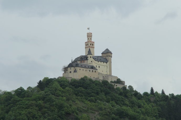 德国这个中世纪古堡,厕所正对餐厅,墙上挂着贞操带!