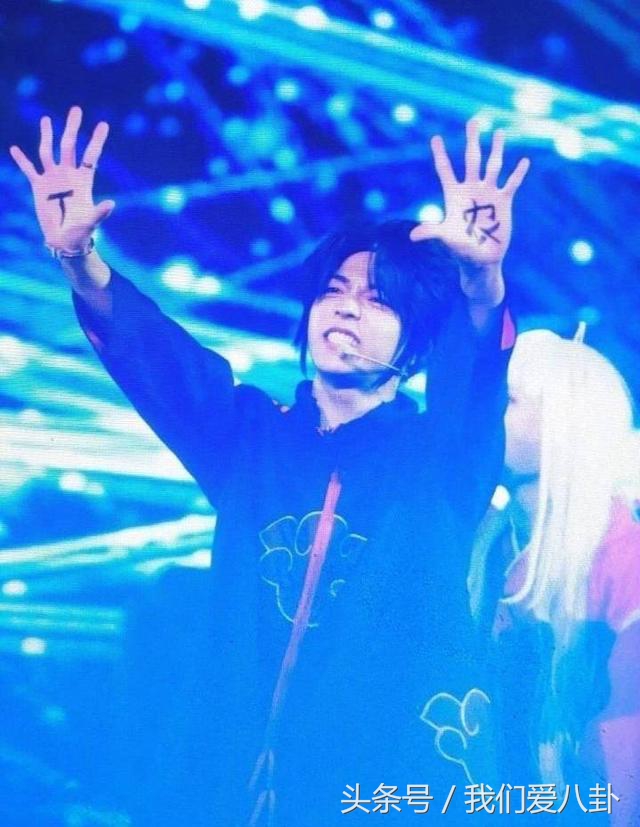 朱正廷蔡徐坤超甜对视害羞,朱正廷蔡徐坤高甜瞬间