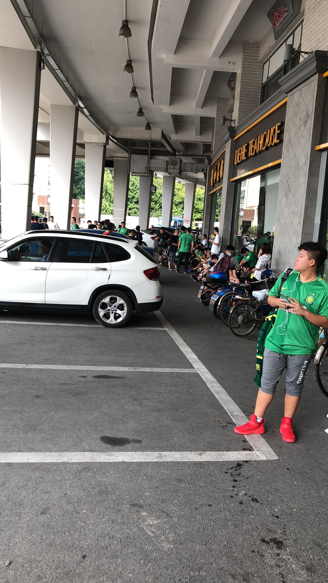 国安申花虹口冲突,虹口特警与国安球迷冲突视频