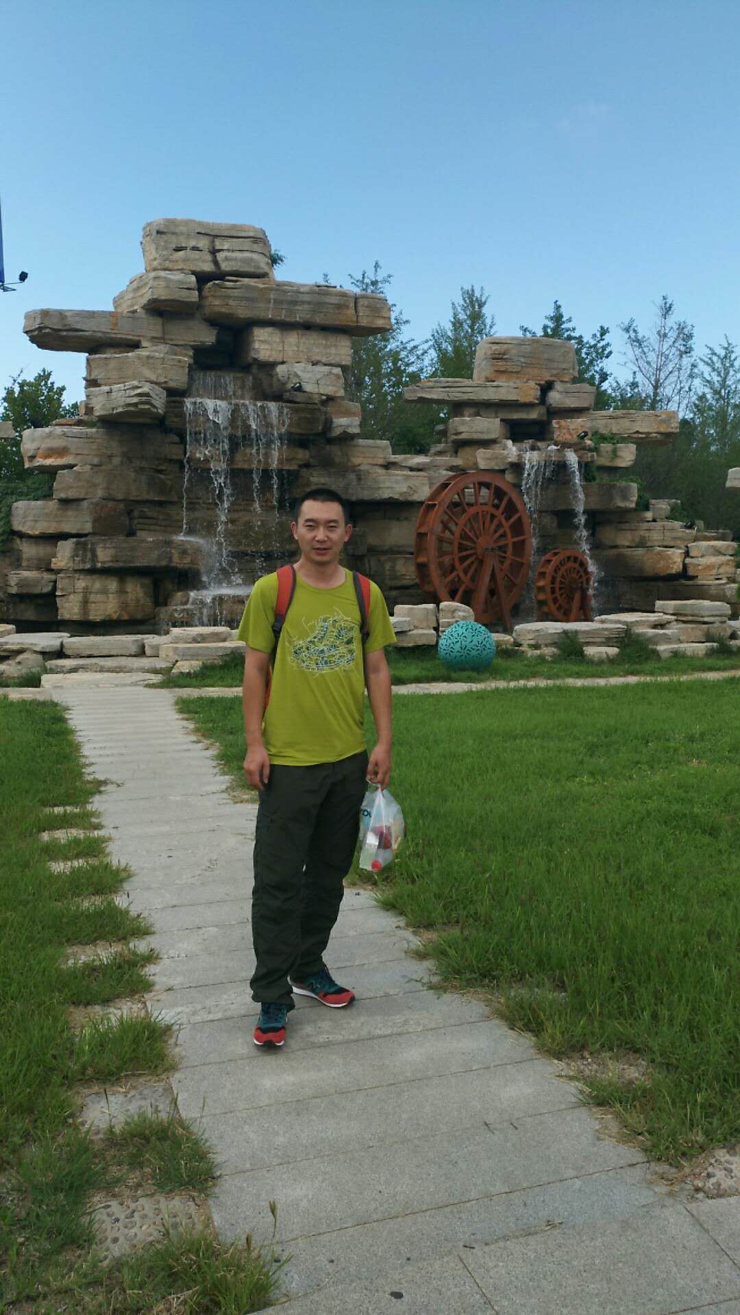 他来自河北小县城,两条锦鲤养了8年