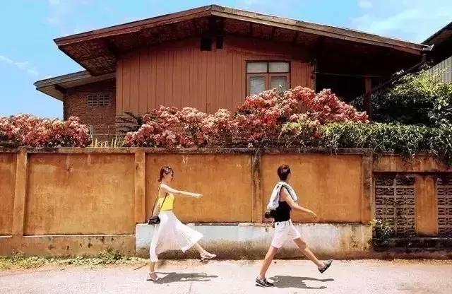 要多去旅行而非只是旅游,去旅行而不是旅游