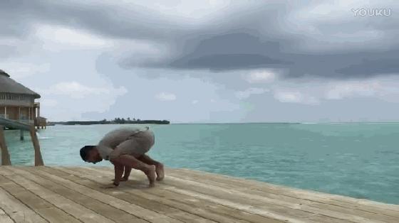 慢起倒立和自由倒立先练哪个,自由倒立技巧要领图解