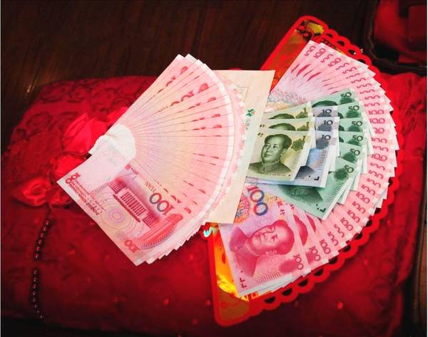 婆婆生日我偷偷送了一个金镯子,媳妇过生日婆婆送金手镯