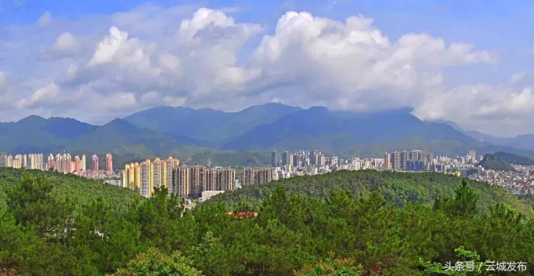 今日下午一场太阳雨引来众多市民拍照!