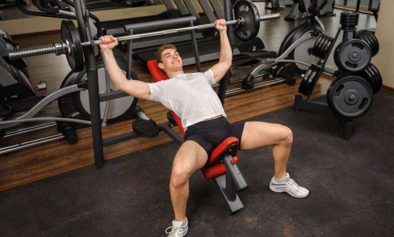 健身发现左右手臂力量相差巨大,健身感觉胸部一边大一边小