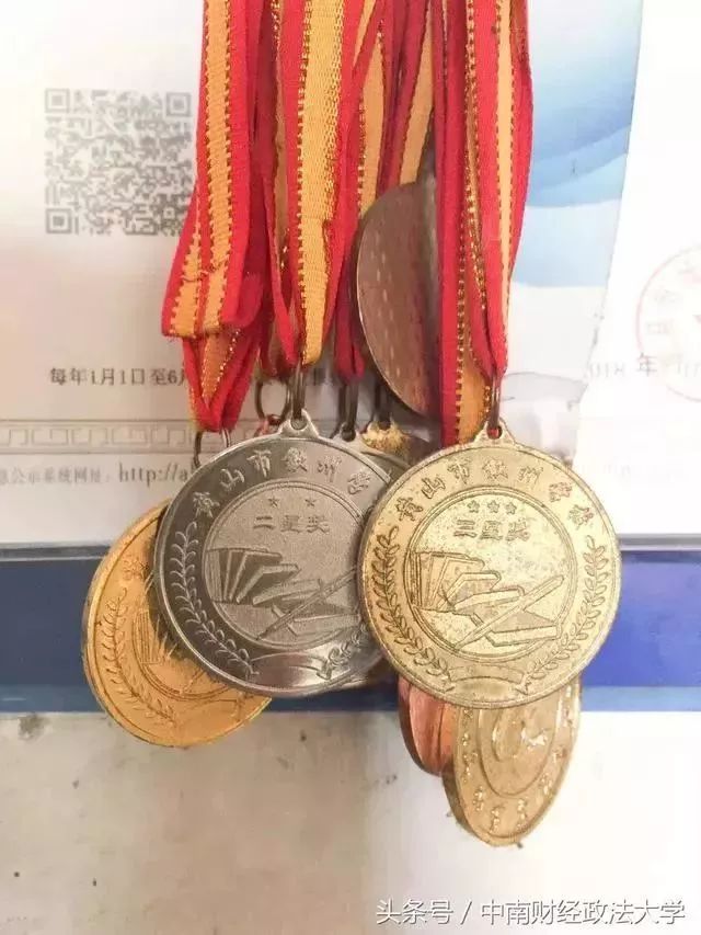 夸奖孩子拿到录取通知书,录取通知书骄傲的少年