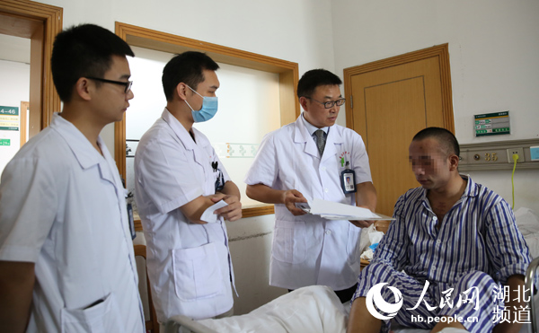 男子长10斤肿瘤专家6小时切除,22岁小伙肾上腺肿瘤