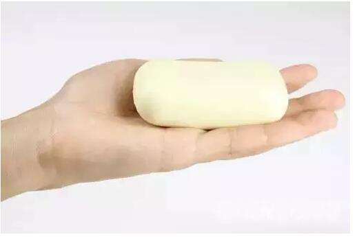 白色衣服染色了怎么办84消毒液,白色衣服染色了怎么办没有食用碱