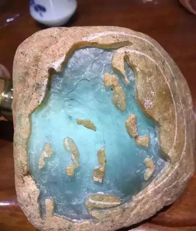 翡翠原石参与翡翠公盘规则,翡翠原石切割视频顶级翡翠