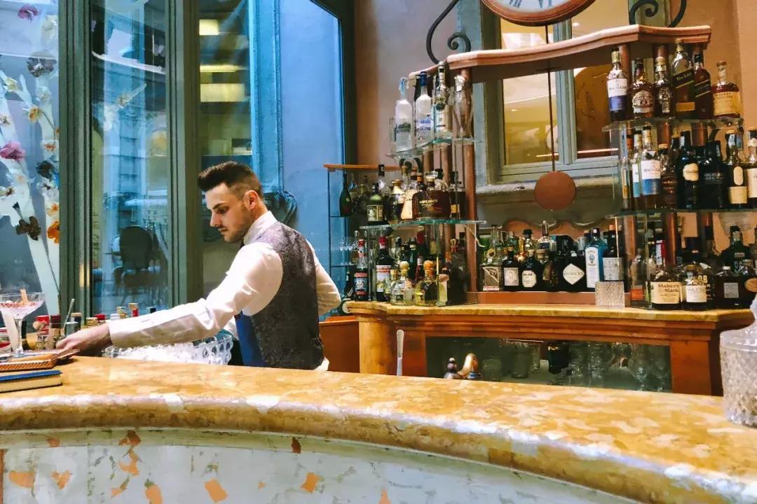 我坐着3万商务舱飞到欧洲开玛莎拉蒂，没想到美女这么多！