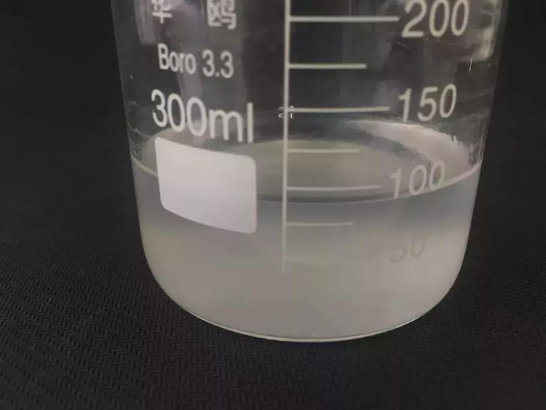 人手一罐的自然乐园芦荟胶，我很怀疑里面到底有没有芦荟！