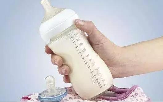 吃奶粉的时候奶瓶里出泡泡,婴儿喝奶粉瓶里好多泡泡