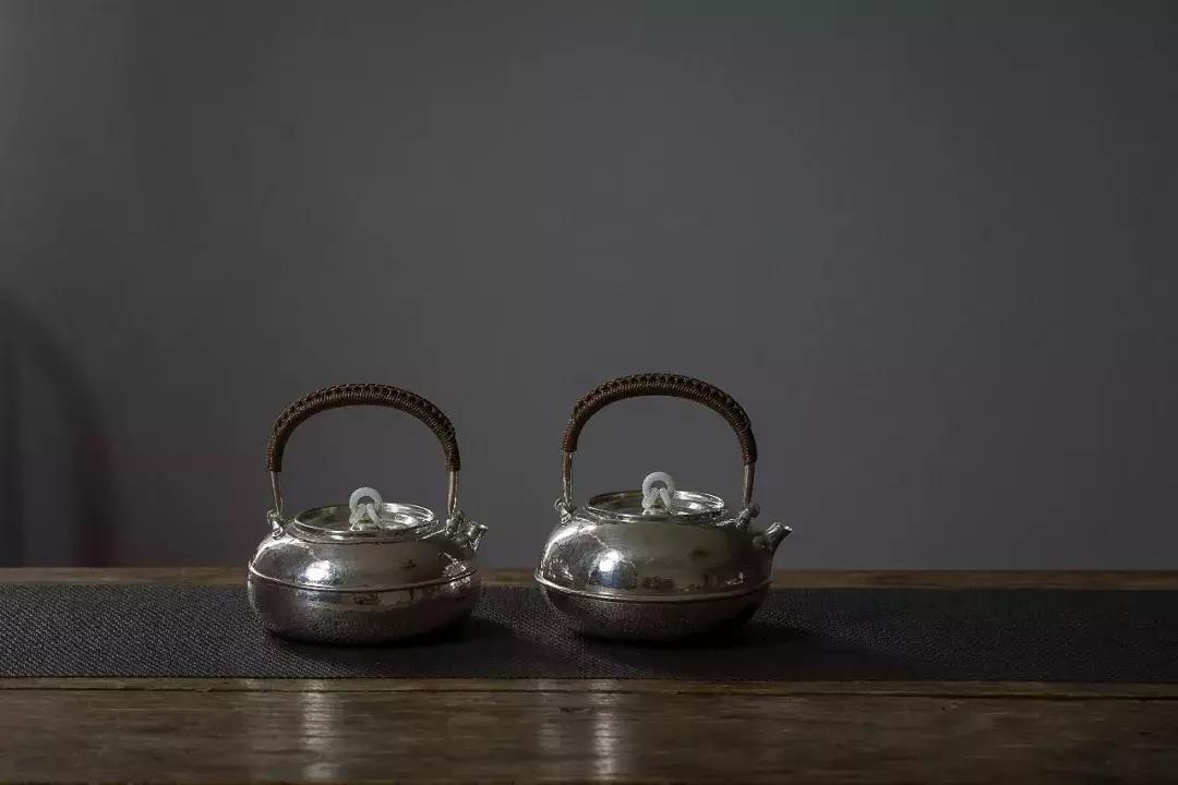 传统手工技艺银壶锻打过程,非遗全手工煅打银壶