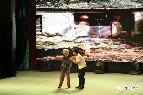 高举旗帜跟党走不忘初心铸师魂,不忘初心跟党走牢记使命