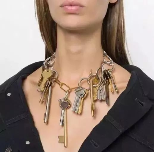 2万一个编织袋？4千一双塑料鞋？贫穷限制了我的审美……