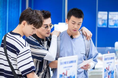 王俊凯表演遭吐槽,苏有朋王俊凯白举纲中餐厅