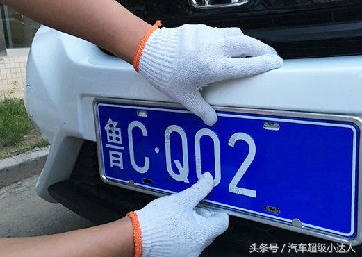 车牌上必须得装4个螺丝帽吗,车牌必须用4个螺丝固封吗