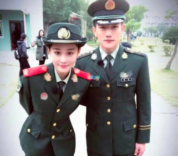 张馨予和何捷结婚照,张馨予和老公何捷军装照片
