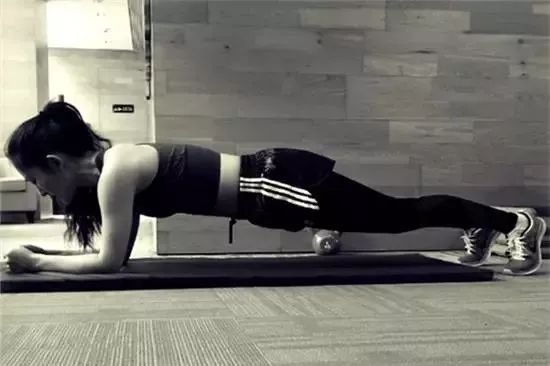 平板支撑一天坚持几分钟,平板支撑一般人能坚持多少分钟