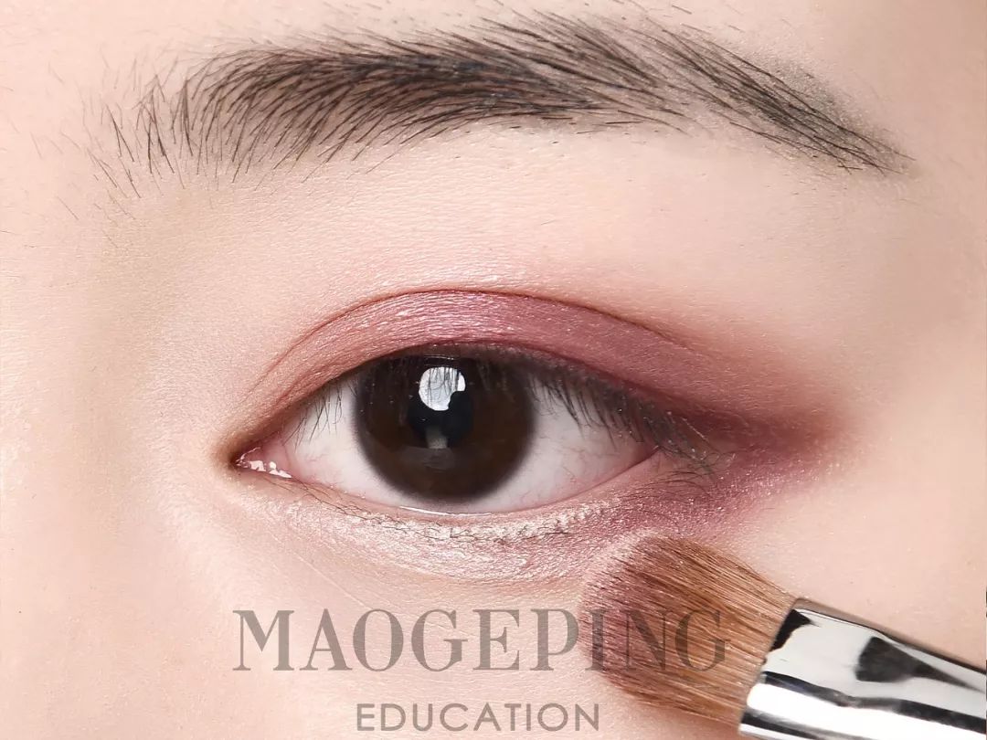如何用眼影画整个眼妆,画完眼影上粉底