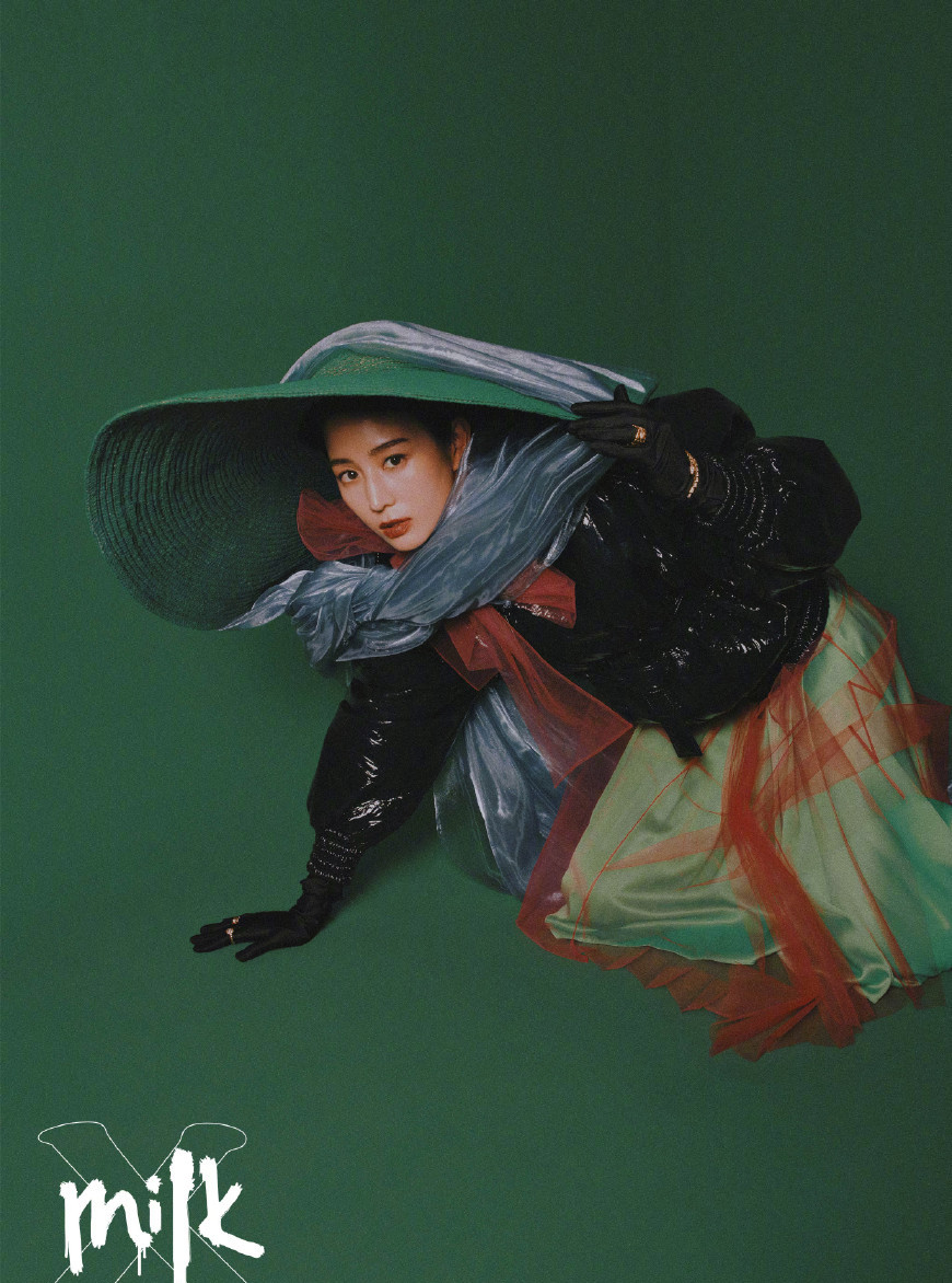 张钧甯登上《Milk》杂志，把虫子放脸上凹造型，眉毛吓到飞起！