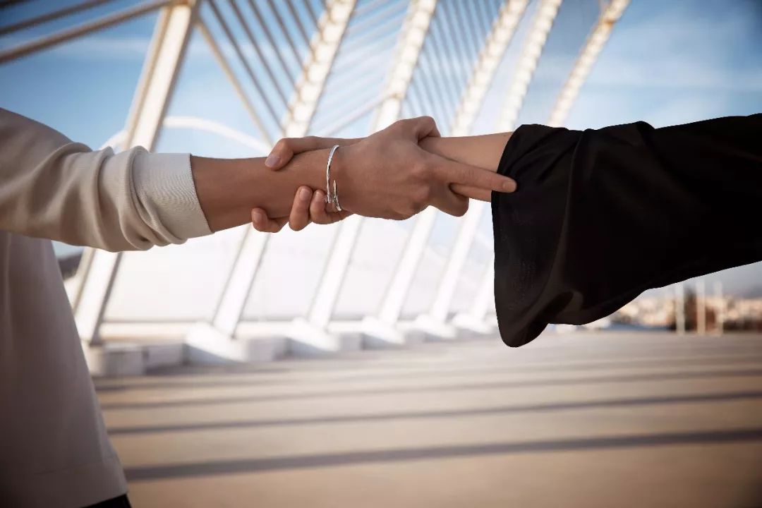 卡地亚手镯钉子和经典款对比,卡地亚钉子手镯保值吗