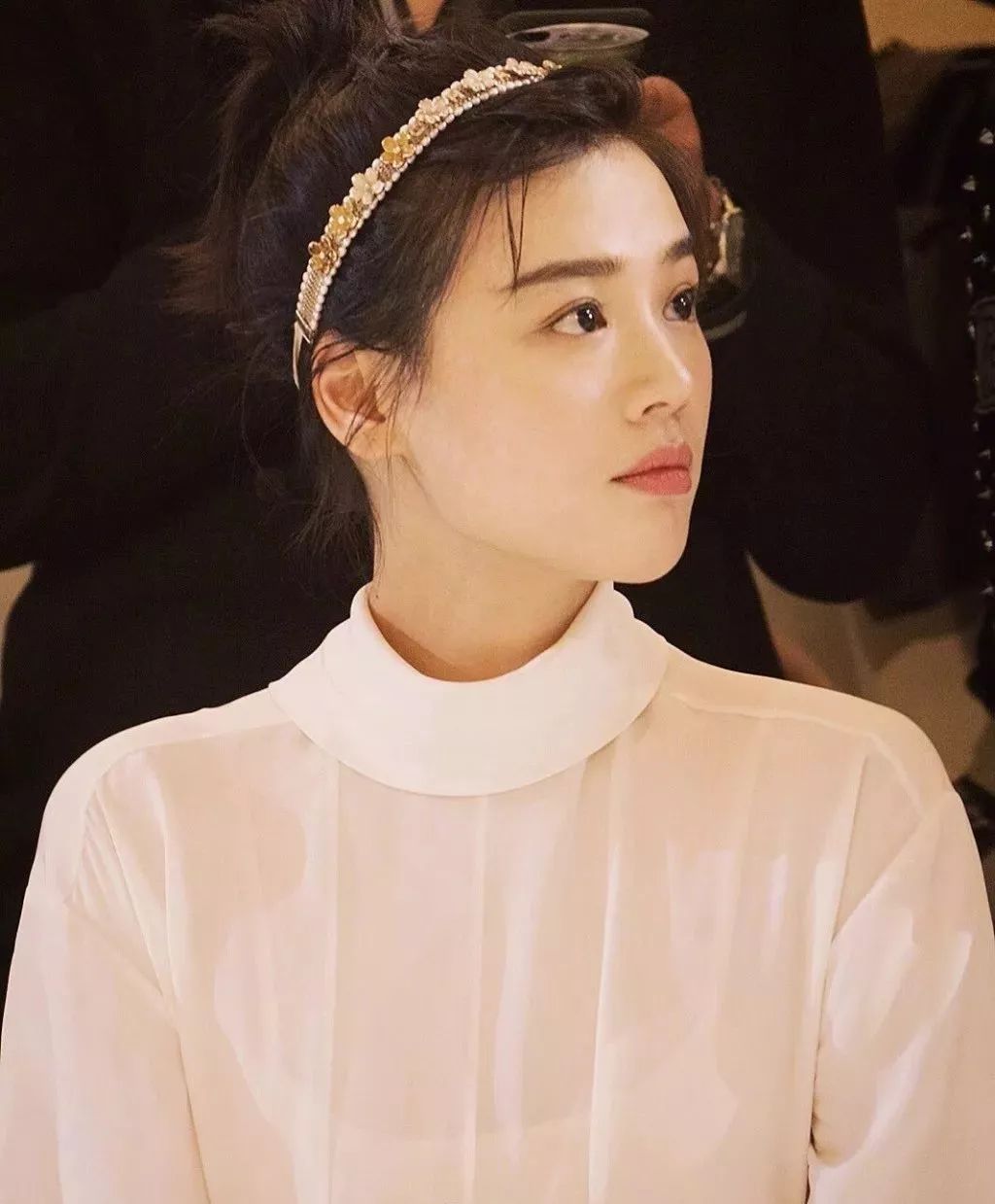 方便好看又无需打理的短发造型,给大家分享一款短发造型教程