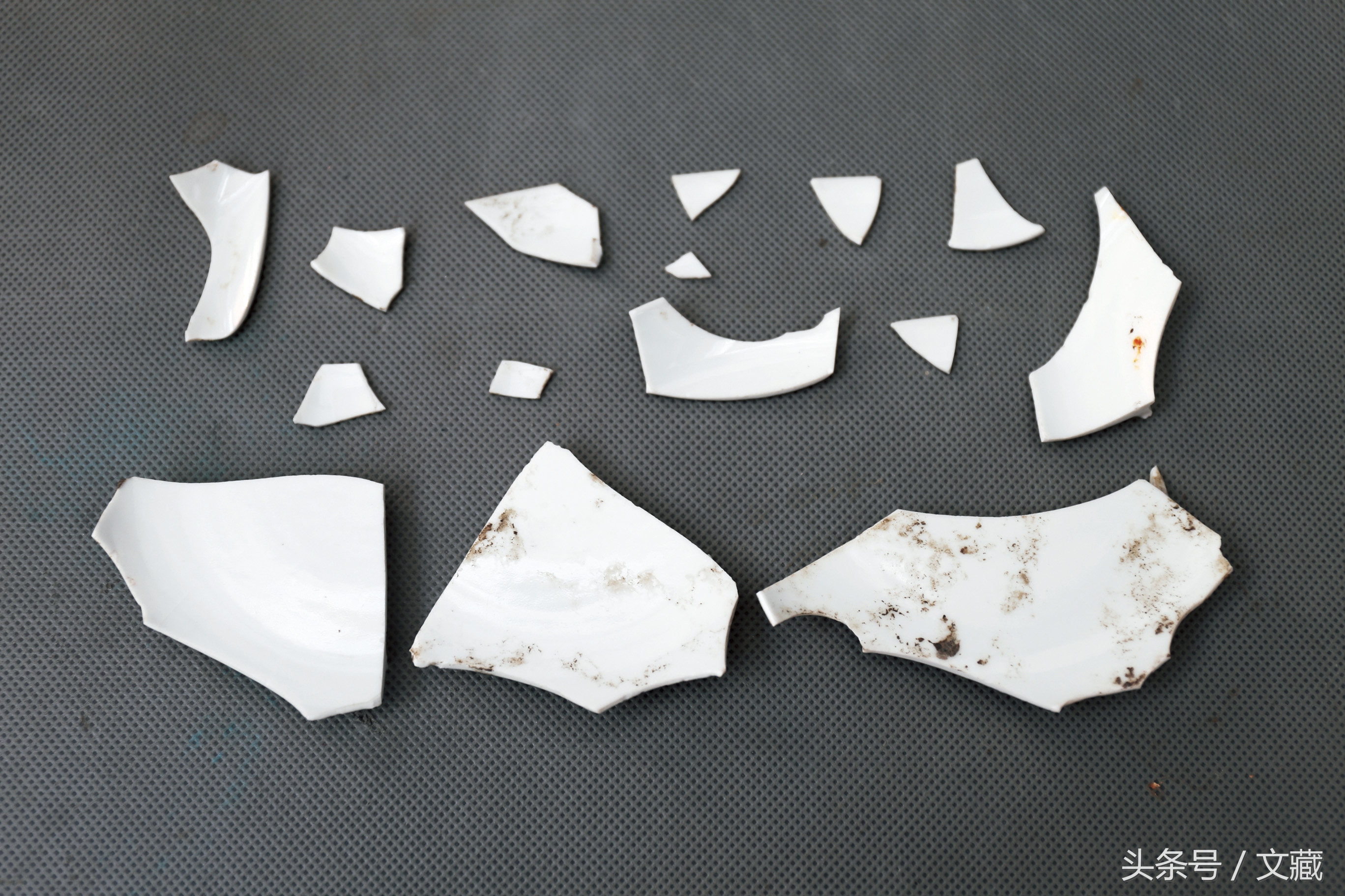 瓷胎画珐琅彩图案上有网格纹,清宫珐琅彩精美瓷盘图片欣赏