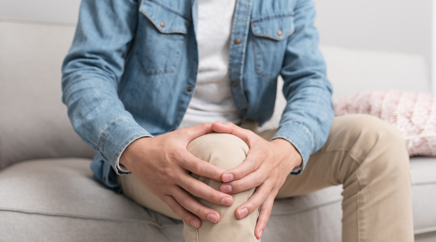 膝关节滑膜炎表现出哪些症状,膝关节滑膜炎的症状怎么治疗
