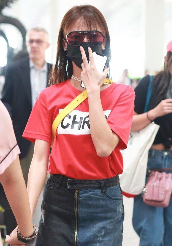 吴谨言穿黑色西装裙出席活动美图,吴谨言机场穿衣搭配