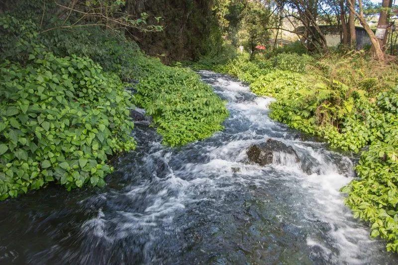 入秋时节，寻一抹火山热海治愈蓝