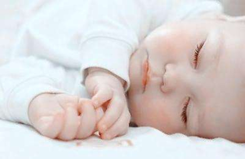 宝宝很晚才睡？小心会变笨的，做好这3点，改变宝宝晚睡的坏习惯