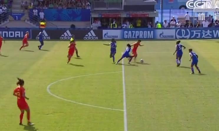 中国女足场外花式球技,女足花式过人