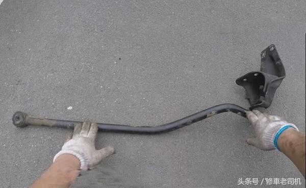 方向盘抖动提示你这些零件该换了,汽车高速上开100-120车子有抖动感