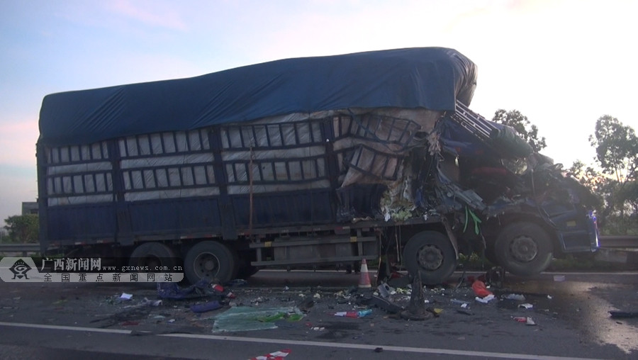 货车追尾致连环撞,两辆货车追尾导致一人死亡