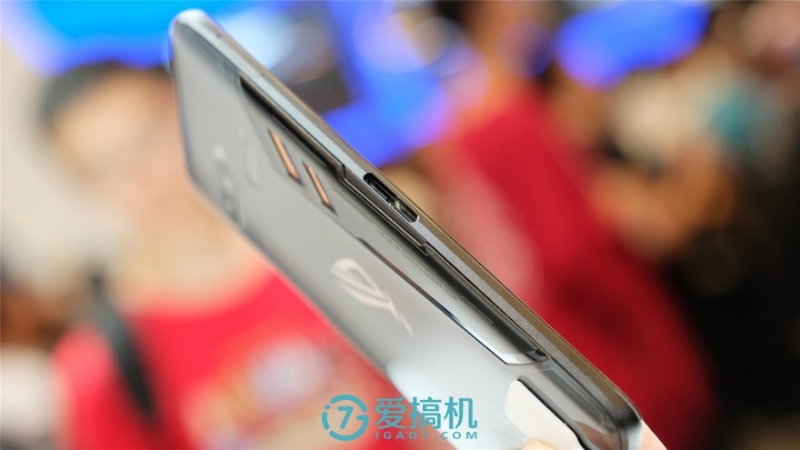 华硕rog游戏手机2上手视频,华硕游戏手机rog全套