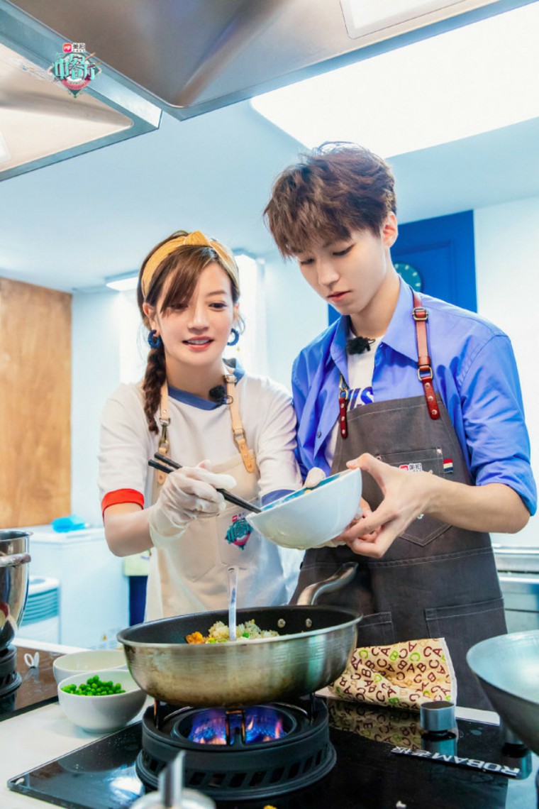 赵薇中餐厅编发视频,赵薇中餐厅编发