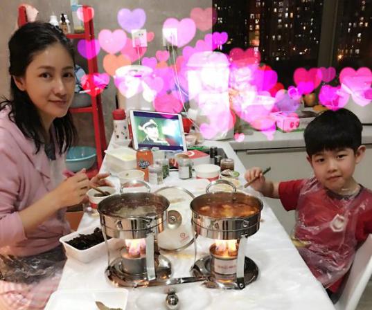 胡可晒与沙溢迪士尼游玩照,胡可带孩子探班